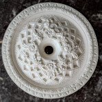 Розетка стельова з гіпсу з тендітними квіточками р-3 Ø340