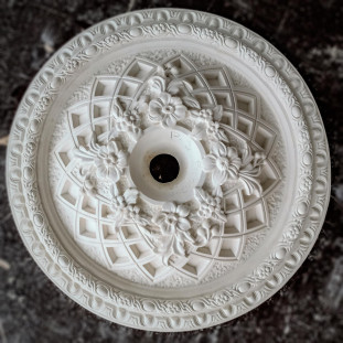 Розетка стельова з гіпсу з тендітними квіточками р-3 Ø340