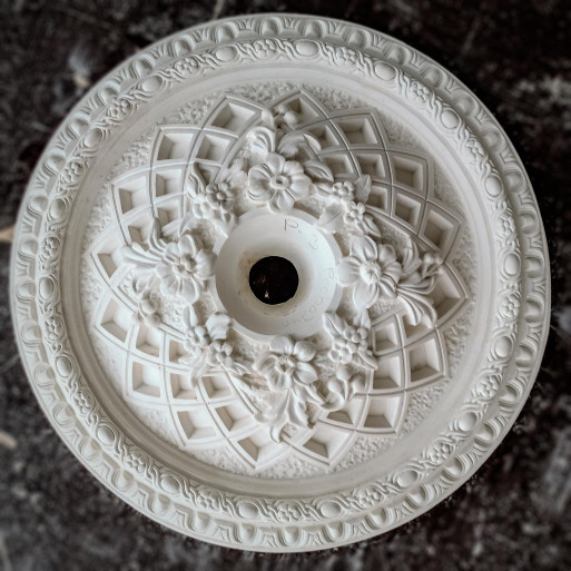 Розетка стельова з гіпсу з тендітними квіточками р-3 Ø340