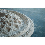 Розетка стельова з гіпсу з тендітними квіточками р-3 Ø340