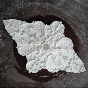 Розетка ромбовидная из гипса р-9 830х530