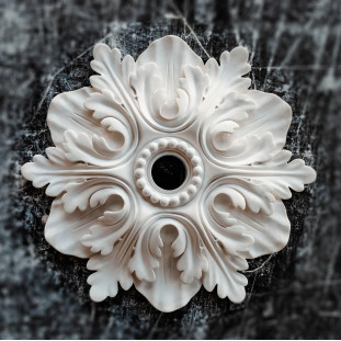 Розетка гипсовая в классическом стиле в виде цветк р-78 Ø430