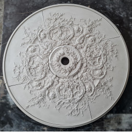 Розетка гіпсова у стилі рококо з витонченим малюнком флористики р-1000 Ø1746