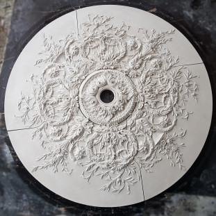 Розетка гіпсова у стилі рококо з витонченим малюнком флористики р-1001 Ø1624