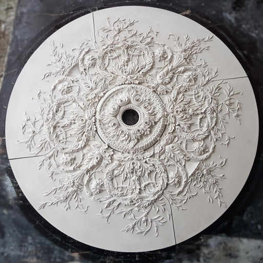 Розетка гіпсова у стилі рококо з витонченим малюнком флористики р-1001 Ø1624