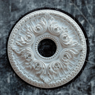 Розетка гіпсова в класичному стилі з візерунком р-106 Ø470