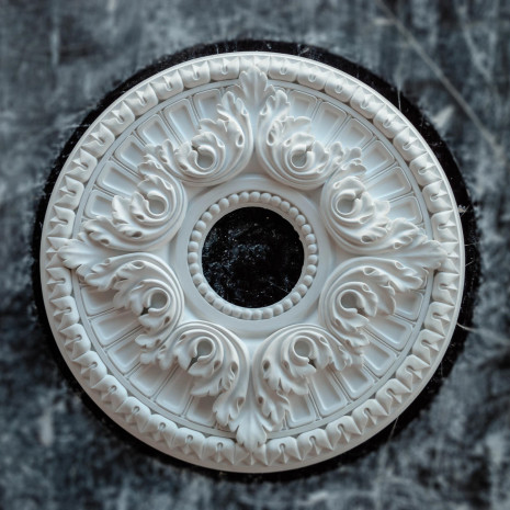 Розетка гіпсова в класичному стилі з візерунком р-106 Ø470