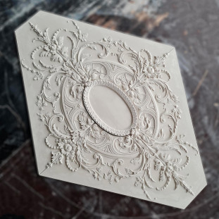 Розетка гіпсова з витонченим малюнком флористики у стилі рококо р-107  h1440х1030