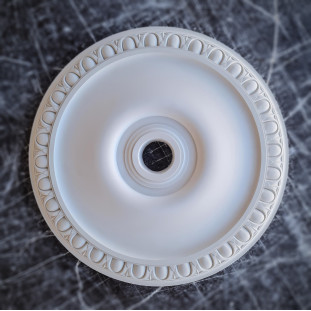 Розетка гипсовая в классическом стиле с ионикой по канту  р-111 Ø410