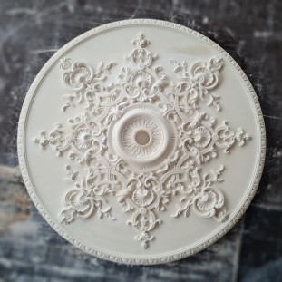 Розетка гіпсова в класичному стилі з різьбленим малюнком р-114 Ø875