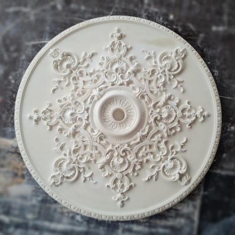 Розетка гіпсова в класичному стилі з різьбленим малюнком р-114 Ø875