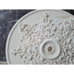 Розетка гіпсова в класичному стилі з різьбленим малюнком р-114 Ø875