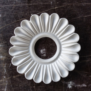 Розетка з гіпсу у вигляді ромашки під точковий світильник  р-12 Ø130
