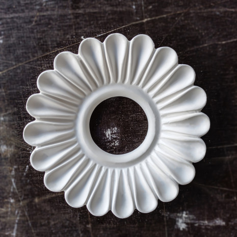 Розетка з гіпсу у вигляді ромашки під точковий світильник  р-12 Ø130
