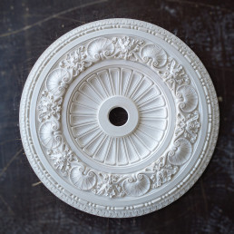 Розетка гіпсова з мушлями у класичному стилі р-123 Ø380