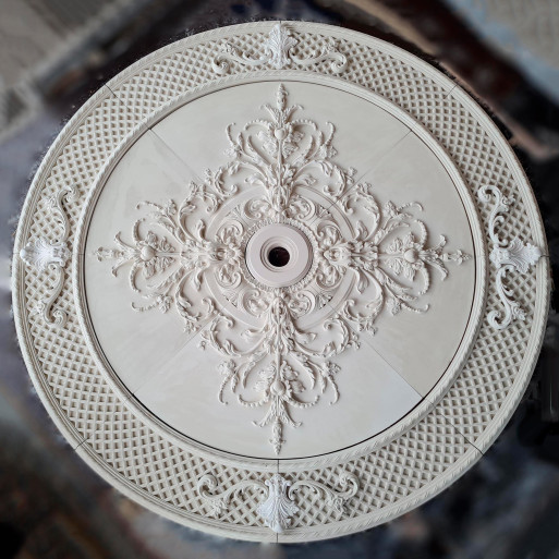 Розетка гіпсова в стилі рококо з виразною сіткою по канту р-124 Ø1960