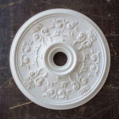 Розетка гіпсова з витонченим малюнком флористики р-128 Ø500