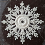 Розетка гіпсова з витонченим малюнком у класичному стилі р-129 Ø840