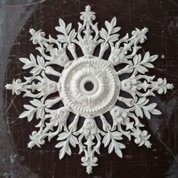 Розетка гіпсова з витонченим малюнком у класичному стилі р-129 Ø840