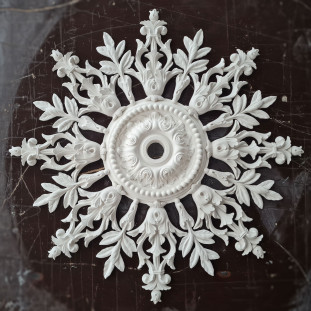 Розетка гипсовая с утонченным рисунком в классическом стиле р-129 Ø840