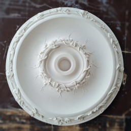 Розетка гіпсова з тоненькими гілочками в класичному стилі р-130 Ø600