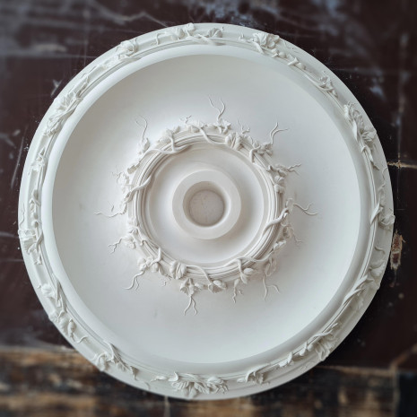 Розетка гіпсова з тоненькими гілочками в класичному стилі р-130 Ø600
