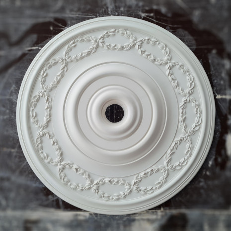 Розетка гіпсова з віночками у класичному стилі р-136 Ø595