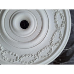 Розетка гипсовая с веночками в классическом стиле р-136 Ø595