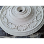 Розетка гипсовая с веночками в классическом стиле р-136 Ø595