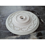 Розетка гипсовая с веночками в классическом стиле р-136 Ø595