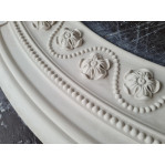 Розетка гіпсова у вигляді обідка з квітами та бусинками р-138 Ø1500