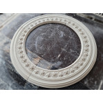 Розетка гіпсова у вигляді обідка з квітами та бусинками р-138 Ø1500