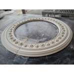 Розетка гіпсова у вигляді обідка з квітами та бусинками р-138 Ø1500