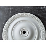 Розетка гіпсова в класичному стилі з візерунком по канту р-147 Ø645