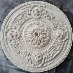 Розетка гіпсова з насиченим візерунком у класичному стилі р-170 Ø1010