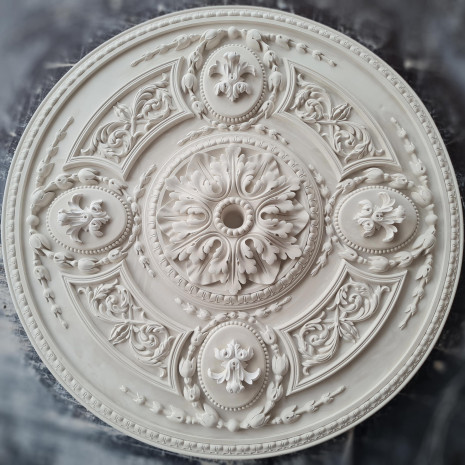 Розетка гіпсова з насиченим візерунком у класичному стилі р-170 Ø1010