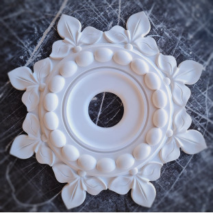 Розетка гіпсова з кульками та фігурним краєм р-172 Ø430