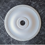 Розетка гіпсова у мінімалістичному стилі з візерунком по краю р-185 Ø550