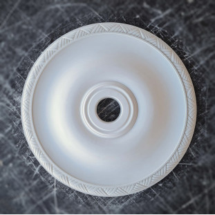 Розетка гипсовая в минималистическом стиле с узором по краю р-185 Ø550