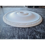 Розетка гіпсова у мінімалістичному стилі з візерунком по краю р-185 Ø550