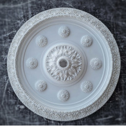 Розетка гіпсова з малюнком та елементами квіток р-190 Ø800