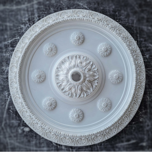 Розетка гипсовая с рисунком и элементами цветков р-190 Ø800