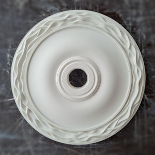 Розетка гіпсова у мінімалістичному стилі з малюнком хвилі по краю р-196 Ø350