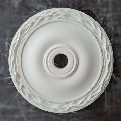 Розетка гіпсова у мінімалістичному стилі з малюнком хвилі по краю р-196 Ø350