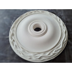 Розетка гіпсова у мінімалістичному стилі з малюнком хвилі по краю р-196 Ø350