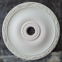 Розетка гіпсова у мінімалістичному стилі з малюнком хвилі по краю р-197 Ø500