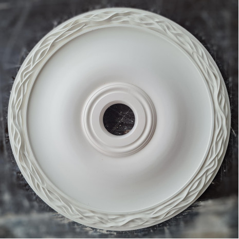 Розетка гіпсова у мінімалістичному стилі з малюнком хвилі по краю р-197 Ø500