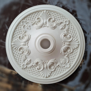 Розетка гипсовая в классическом стиле с сеткой и медальонами  р-205 Ø550