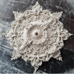 Розетка гіпсова у стилі бароко з насиченим об'ємним малюнком р-211 Ø1220