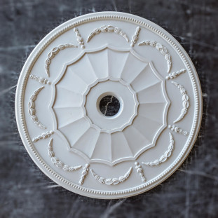 Розетка з гіпсу в класичному стилі з гірляндами р-22 Ø370